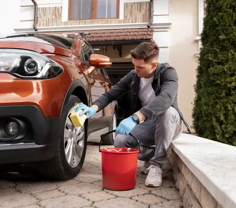 Lavage auto à domicile Ablain-Saint-Nazaire : professionnel intervenant sur un véhicule